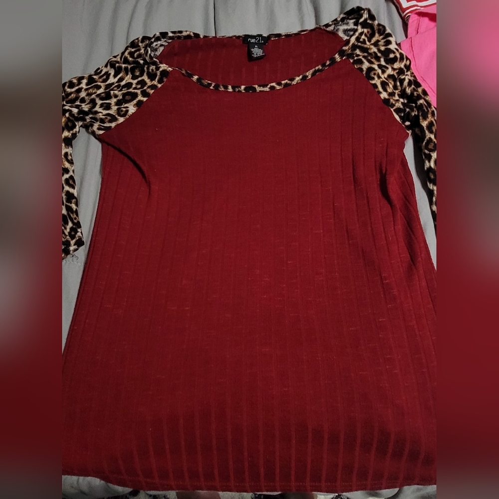 Rhe 21 Xl red with animal print sleeve